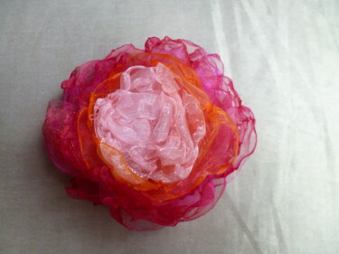 Design intitulée "Broche fleur "La Pé…" par Sylvie Moussier (La tête en fête), Œuvre d'art originale