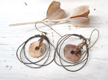 au-pays-des-lunes.jpg Artisanat intitulée "au-pays-des-lunes.j…" par Anne-Marie Tollet, Œuvre d'art originale, Boucles d'oreilles