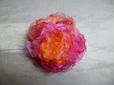 Design intitulée "Broche fleur "c'est…" par Sylvie Moussier (La tête en fête), Œuvre d'art originale