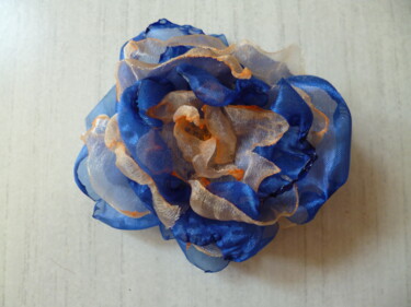 Design intitulée "Broche fleur "Thé d…" par Sylvie Moussier (La tête en fête), Œuvre d'art originale, Broches