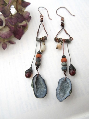 Artisanat intitulée "indocile-mais-si-be…" par Anne-Marie Tollet, Œuvre d'art originale, Boucles d'oreilles