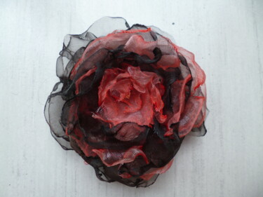 Design intitulée "Broche fleur "rende…" par Sylvie Moussier (La tête en fête), Œuvre d'art originale, Broches