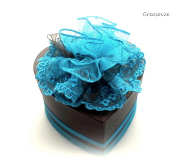 Boite,coffret cœur, marron, dentelle turquoise Design intitulée "Boite,coffret cœur,…" par Creasoize, Œuvre d'art originale, Accessoires