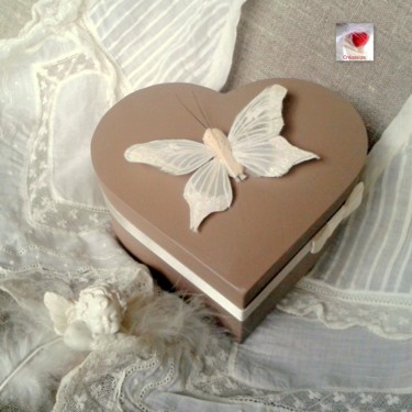 Boite Papillon écru Cœur Design intitulée "Boite Papillon écru…" par Creasoize, Œuvre d'art originale, Accessoires