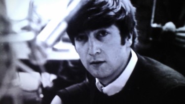 Photo de chanteur en noir et blanc