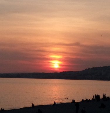 Soleil Rouge Promenade des Anglais Photographie intitulée "Soleil Rouge Promen…" par Creasoize, Œuvre d'art originale, Photographie numérique