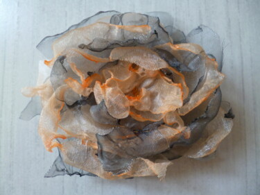 Design intitulée "Broche fleur "Brume…" par Sylvie Moussier (La tête en fête), Œuvre d'art originale, Broches