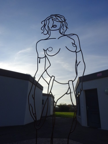 Skulptur mit dem Titel "Hanna Before" von Marc Terrade, Original-Kunstwerk, Metalle