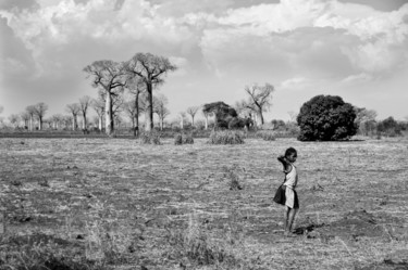 Bambina e foresta di baobabs