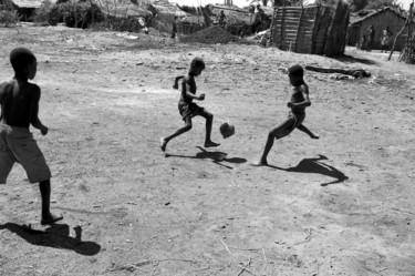 Ragazzi giocano al calcio