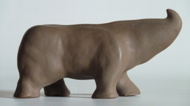제목이 "Petit-rhino brun"인 조형물 Gilles Quere로, 원작, 도예