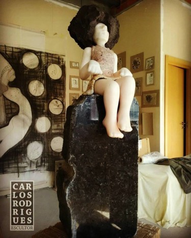 Escultura intitulada "RITA SENTADA" por Carlos Rodrigues, Obras de arte originais, Pedra