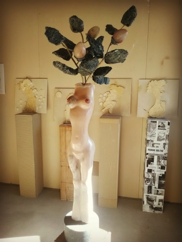 NU ESGUIO COM BOTÕES DE ROSA Escultura intitulada "NU ESGUIO COM BOTÕE…" por Carlos Rodrigues, Obras de arte originais, Pedra