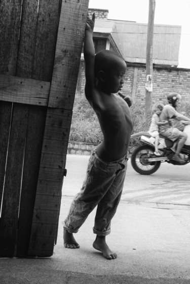 Enfant à la porte