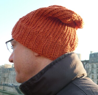Design mit dem Titel "Bonnet "pont de par…" von Sylvie Moussier (La tête en fête), Original-Kunstwerk