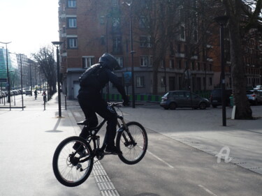 Photographie intitulée "Saut de vélo" par Micha Decru, Œuvre d'art originale