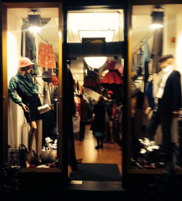 Photographie intitulée "night-shopping-in-m…" par Paul Yves Poumay, Œuvre d'art originale