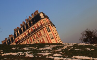 Butte Montmartre, immeuble Penché, humour Photographie intitulée "Butte Montmartre, i…" par Pierre-Yves Rospabé, Œuvre d'art originale, Photographie numérique
