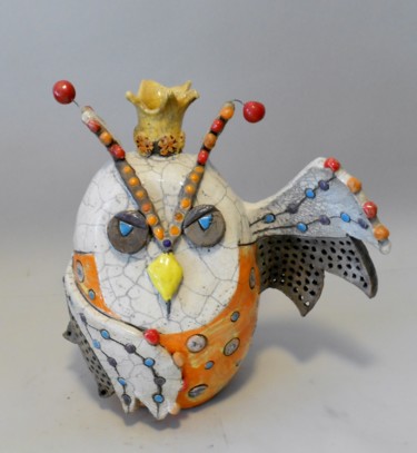 제목이 "Sa majesté le Hibou2"인 조형물 Armelle Colombier로, 원작, 도예