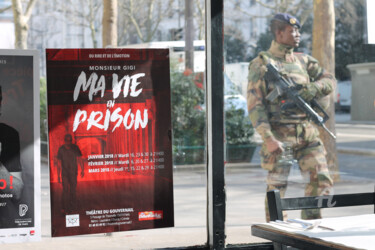 Photographie intitulée "Prison Break." par Micha Decru, Œuvre d'art originale