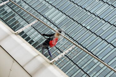 LA FILLE AVEC UN SAC À DOS ROUGE