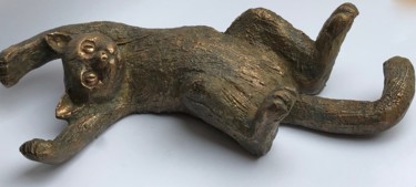 제목이 "Chat allongé Bronze"인 조형물 Denis Thebaudeau로, 원작, 금속