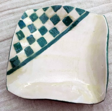 Artisanat intitulée "Petit plat à damier" par Marian Cobos, Œuvre d'art originale, Rangements cosmétique et de toilette