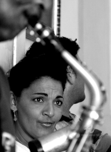 Fotografie getiteld "CHANTEUSE" door Denis Poutet, Origineel Kunstwerk