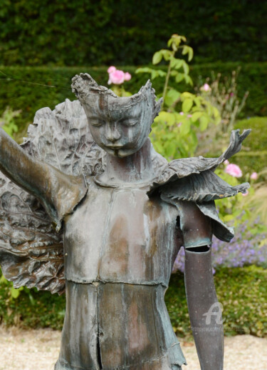 Photography titled "Statue d'enfant à l…" by Carine Sarcie, Original Artwork, Digital Photography Mounted on Other rigid pan…