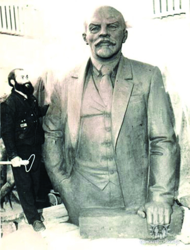 Sculptuur getiteld "figure of V.I. Lenin" door Leonid Shatsylo (Leo Adam), Origineel Kunstwerk, Polymeer klei
