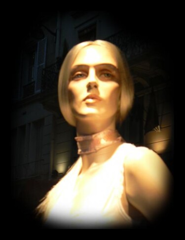 Photographie intitulée "la femme objet" par Farid Ait Aoudia, Œuvre d'art originale
