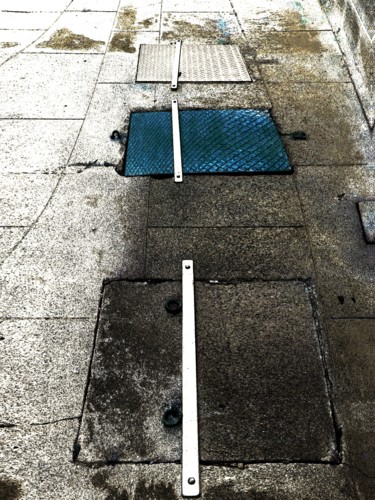 Interdit de marcher sur le grillage BLEU.