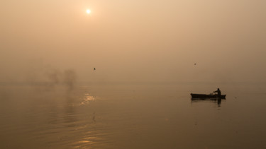 Photographie intitulée "Aube sur le Gange" par Olivier Philippot, Œuvre d'art originale