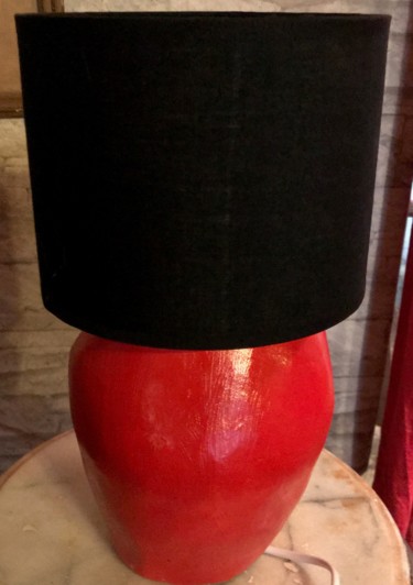 Design intitulée "lampe-rouge-avec-ab…" par Terredediane, Œuvre d'art originale