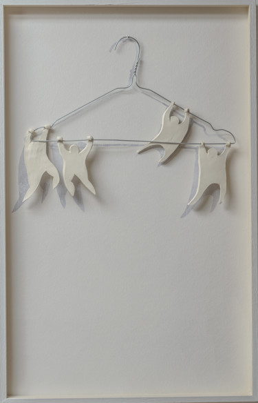 Skulptur mit dem Titel "gli acrobati" von Silvia Benfenati, Original-Kunstwerk, Keramik Auf Andere starre Platte montiert