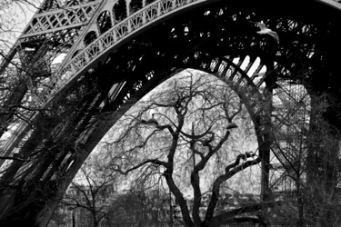 Paris, Tour Eiffel noir et blanc Photographie intitulée "Paris, Tour Eiffel…" par Pierre-Yves Rospabé, Œuvre d'art originale, Photographie numérique