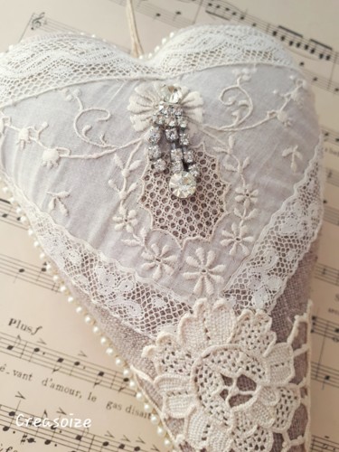 Coeur Lin Dentelle Strass Shabby Chic Art textile intitulée "Coeur Lin Dentelle…" par Creasoize, Œuvre d'art originale, Tissu