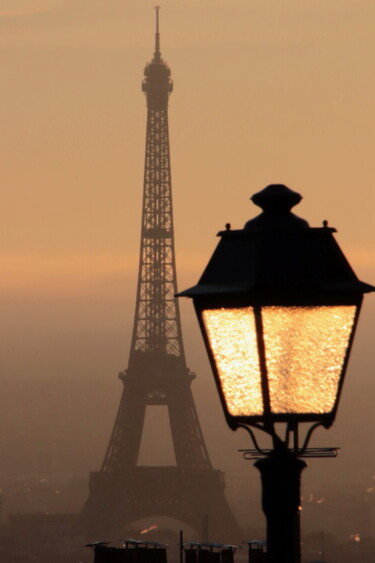 Paris, Tour Eiffel, lanterne dorée vue de Montmartre 제목이 "Paris, Tour Eiffel,…"인 사진 Pierre-Yves Rospabé로, 원작, 디지털