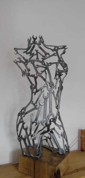 제목이 "Steel and wood women"인 조형물 Looki0732로, 원작