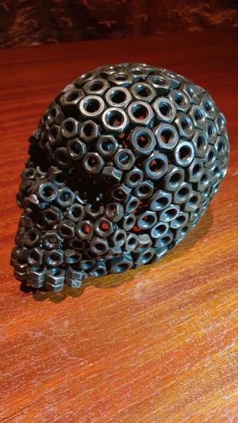 Skulptur mit dem Titel "Skull Nut" von D.S.A.Rt, Original-Kunstwerk, Metalle
