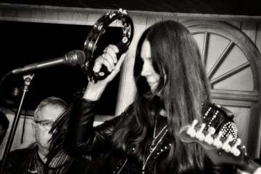 「Aurélie au tambourin」というタイトルの写真撮影 Michel Akliによって, オリジナルのアートワーク, 操作されていない写真