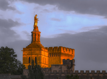 LE PALAIS DES PAPES S'ENFLAMME...