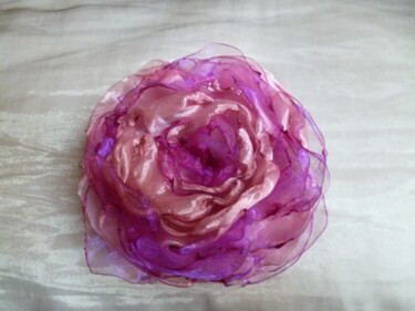 제목이 "Grosse broche fleur…"인 섬유 예술 Sylvie Moussier (La tête en fête)로, 원작, 부속품