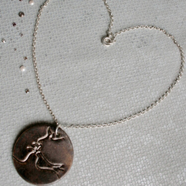 Porcelain pendant with kissing couple 02 设计 标题为“Porcelain pendant w…” 由Decorella, 原创艺术品, 饰品