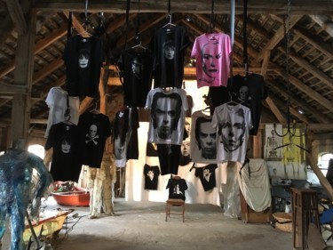 Photographie intitulée "PAINTED SHIRTS INST…" par David Maars, Œuvre d'art originale, Acrylique