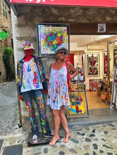 Tess devant sa galerie