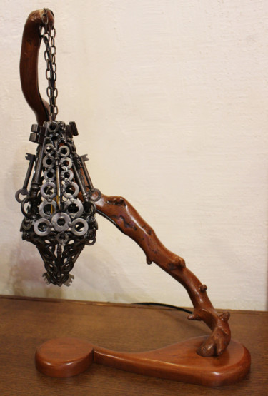 Sculpture intitulée "Lampe clef suspendue" par Jonathan Pradillon, Œuvre d'art originale, Métaux