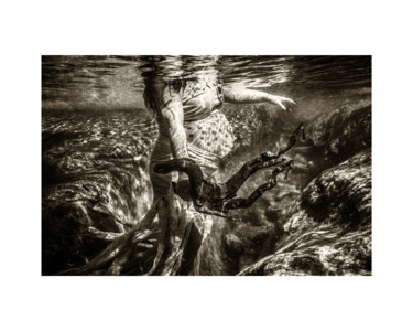 Photographie intitulée "La femme qui porte…" par Steve Drevet, Œuvre d'art originale, Photographie numérique