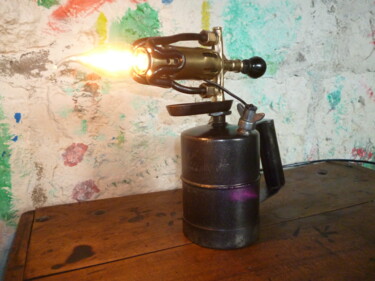 Design intitulée "LAMPE " VESTA F.J P…" par Leferailleur02, Œuvre d'art originale, Luminaire