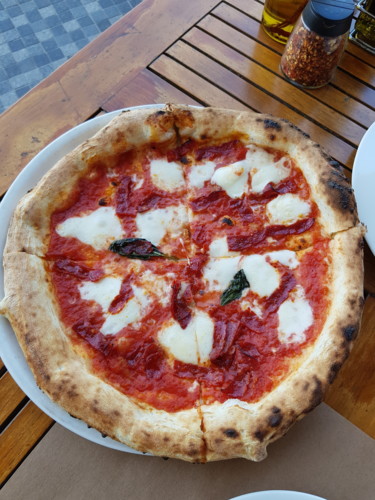 Photographie intitulée "Pizza au Dubaï 2019…" par Carlos Vieira, Œuvre d'art originale, Photographie non manipulée
